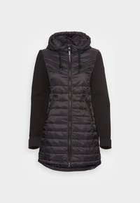 Giacca ibrida nera con parte anteriore imbottita e maniche morbide e testurizzate. Presenta un cappuccio, chiusura con zip e tasche laterali.