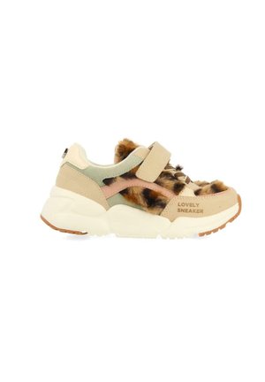 Sneakers con una toma beige e verde, caratterizzate da un accento a stampa leopardata, una chiusura in velcro e una suola bianca spessa con dettagli testurizzati.