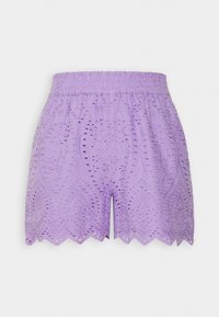 Shorts en dentelle œillets lilas avec ourlet festonné et taille élastique, présentant des motifs ajourés floraux et géométriques complexes.