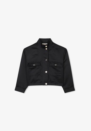 Zwarte cropped jas van gladde stof met een hoge kraag, twee voorzakken en zilveren knoopaccenten.