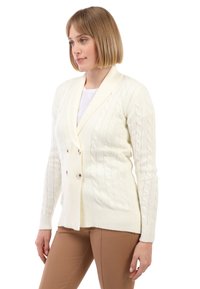 Crème kabelgebreide cardigan met een sjawlkragen, dubbele knopen en geribde manchetten. Gladde textuur met een subtiele glans.