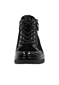 Baskets noires qui combinent du cuir verni brillant et du daim mat, avec des lacets, une fermeture éclair et des panneaux latéraux texturés.
