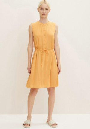 MIT FEINER RAFFUNG - Abito a camicia - golden peach