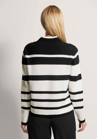 Schwarzer und weiß gestreifter Pullover mit hohem Kragen, gerippte Bündchen und Saum. Weiche Textur, lockere Passform, mit horizontalen Streifen.