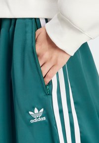 adidas Originals Donji dijelovi trenirke - collegiate green
