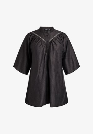 Zwarte getextureerde blouse met brede 3/4 mouwen, ronde halslijn, knoopsluiting en kantdetail over de borst.