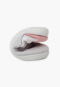 Sneaker bianca con una toma superiore morbida e testurizzata. Presenta un accento rosa e una suola in gomma spessa. Piegato per una conservazione compatta.