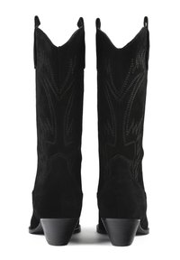 Černé semivěžové kovbojské boty s špičatými špičkami a dekorativním prošitím. Mají úchytky a krátký, zúžený podpatek.