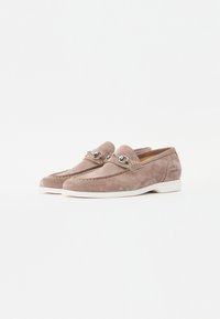 Gaišā taupe krāsā zamša loafers ar baltu gumijas zoli. Iezīmējas ar izšuvuma detaļām un sudraba toņos aksesuāriem priekšpusē.