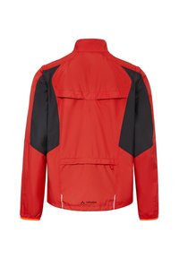 Veste d'extérieur rouge et noire à manches longues avec col montant, rabat de ventilation à l'arrière et logo Vaude en bas du dos.