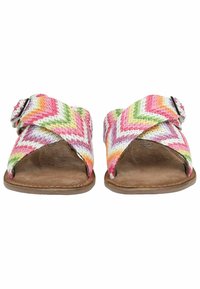 Tkané skluzné sandály s chevron vzorem v růžové, oranžové, zelené a bílé barvě. Měkká hnědá stélka s nastavitelnou sponou.