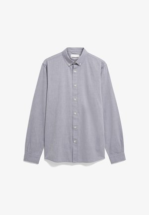Chemise boutonnée à manches longues gris clair avec col boutonné et petit logo brodé sur le côté gauche de la poitrine, présentée sur un fond blanc.