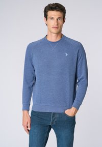 Felpa blu realizzata in un tessuto testurizzato, con colletto tondo e polsini a coste. Un piccolo logo è visibile sul lato sinistro del petto.