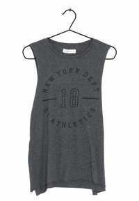 Débardeur gris avec un col rond, ornée d'un imprimé graphique qui indique "NEW YORK DEPT OF ATHLETICS 18". Tissu doux, design décontracté.