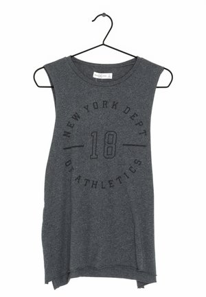 Grå tanktop med rund hals, prydet med en trykt grafik, der læser "NEW YORK DEPT OF ATHLETICS 18." Blødt stof, afslappet design.