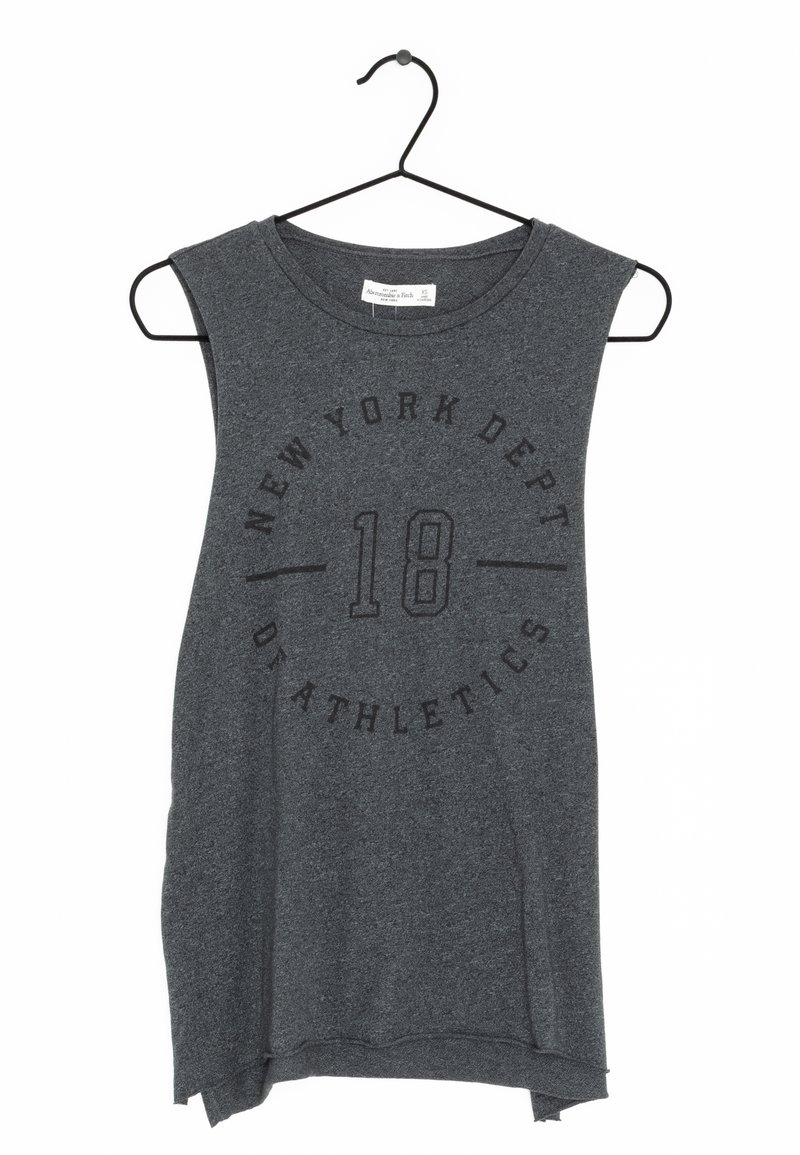 Débardeur gris avec un col rond, ornée d'un imprimé graphique qui indique "NEW YORK DEPT OF ATHLETICS 18". Tissu doux, design décontracté.