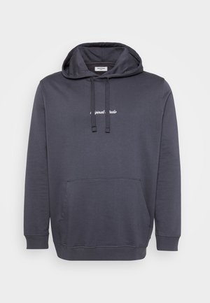 Sweat-shirt à capuche gris foncé avec poche kangourou à l'avant, cordon de serrage pour la capuche et petit texte blanc centré sur la poitrine.