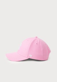 Rosa baseballcaps med buet skygge og hvit brodert logo foran, med ventilerte hull og en glatt stofftekstur.