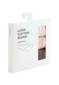 Lot de trois sous-vêtements hipster en mélange de coton beige, rose et marron, emballés dans une boîte blanche avec une languette à suspendre.