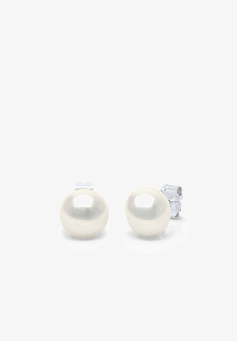 Paire de boucles d'oreilles clous rondes en perle blanche avec tiges en argent et attaches papillon sur fond blanc.