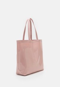 Borsa tote rosa lucida con due manici, forma rettangolare, superficie liscia e dettaglio del logo dorato sul davanti.