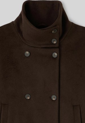 Manteau en laine marron avec un col haut, un design croisé et six boutons foncés. Présente une texture douce et une coupe ajustée.