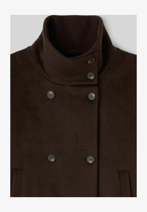 Manteau en laine marron avec un col haut, un design croisé et six boutons foncés. Présente une texture douce et une coupe ajustée.