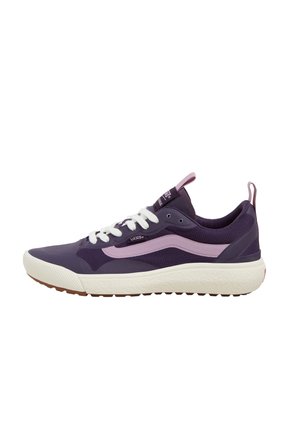 Paars en lavendel Vans sneaker met een lage schacht, witte veters, een textuurslof in crème kleur en aantreklussen op de tong en hak.
