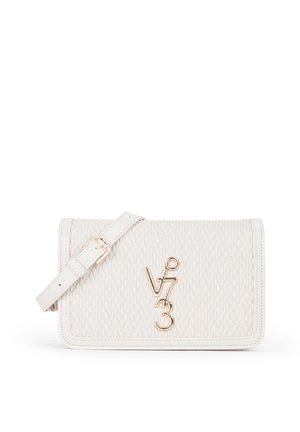 Borsa a tracolla bianca con texture, tracolla regolabile e logo metallico dorato "V73" sulla patta frontale.