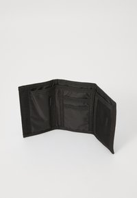 Svart tri-fold lommebok laget av stoff med flere rom og kortspor, åpen og tom på en enkel lys bakgrunn.