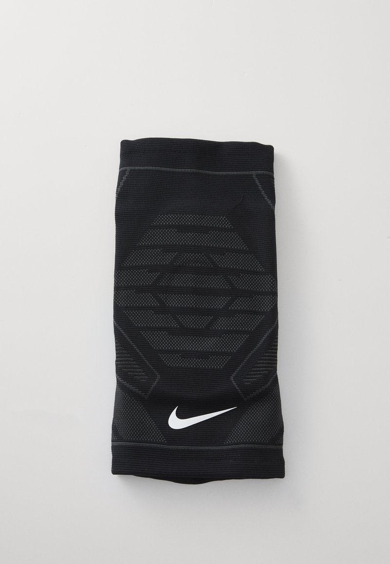 Svart Nike kompresjonsærme med teksturert geometrisk design, glatt finish og hvit logoaksent nederst.