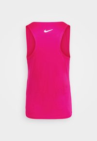 Débardeur de sport sans manches rose vif avec un logo Nike Swoosh blanc sur le haut du dos.