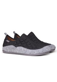 Melni slip-on apavi ar kvadrātu virsu, pelēka vilnas akcenti uz pirksta un sāniem, kā arī izturīga gumijas zole. Iezīmējas ar vieglu konstrukciju.