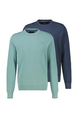 Dwa swetry z długim rękawem i okrągłym dekoltem w teksturowanym dzianiu, jeden jasnozielony na przodzie, a drugi granatowy z tyłu.