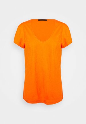 Feloranje t-shirt met korte mouwen, ronde hals en licht gebogen zoom op een effen witte achtergrond.
