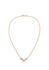 Goldene Halskette mit V-förmigem Design, verziert mit mehrfarbigen Steinen und floralen Akzenten für zusätzliche Details.