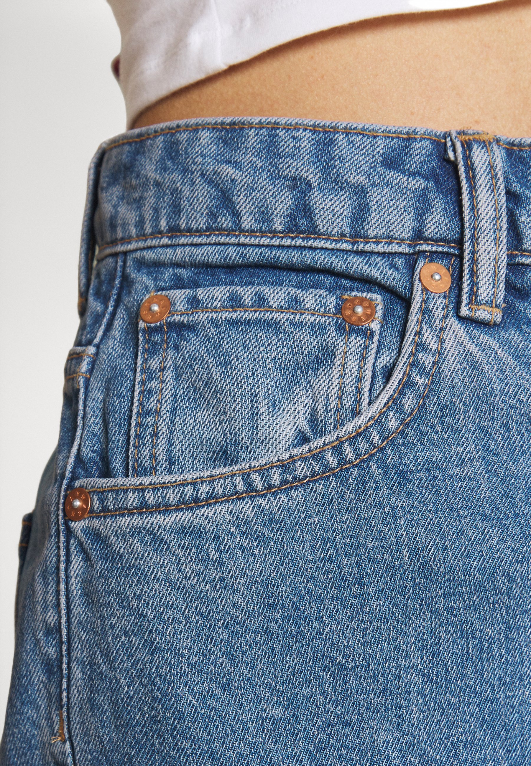 Weekday ACE HIGH WIDE - Platėjantys džinsai - blue denim/mėlynų džinsų -  Zalando.lt