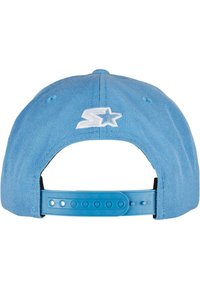 Blauwe baseballpet van een textuurstof, met een witte geborduurde sterlogo. Verstelbare plastic riem aan de achterkant.