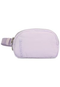 Světle fialová nylonová kosmetická taška s zakřiveným tvarem, stříbrným zipem, embosovaným brandingem a odnímatelným odpovídajícím popruhem.