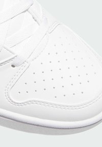 adidas Sportswear CLASSIC  - Basketbalová obuv - cloud white   cloud white   grey two