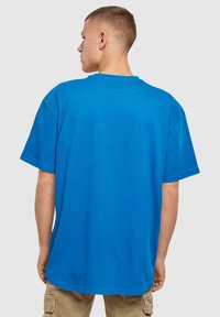 Lys blå bomulds t-shirt med korte ærmer, rund halsudskæring og en afslappet pasform. Glat tekstur uden synlige mønstre eller hardware detaljer.