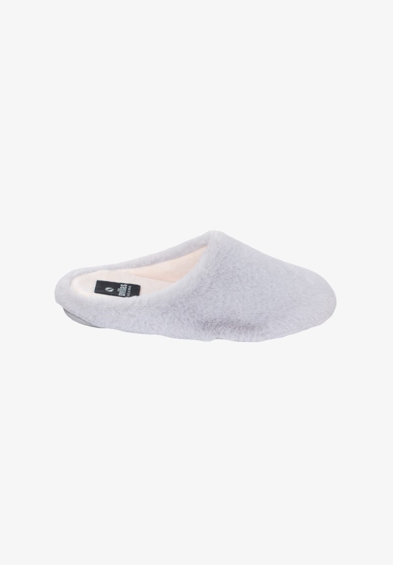 Zapatilla de casa gris claro, suave y sin cierre, con la punta cerrada y un interior blando, vista de lado sobre un fondo blanco.