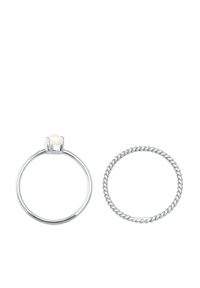 Silberring-Set, eines mit einem Perlendetail, das andere mit einem gedrehten Design. Beide zeigen ein poliertes Finish und zarte Handwerkskunst.