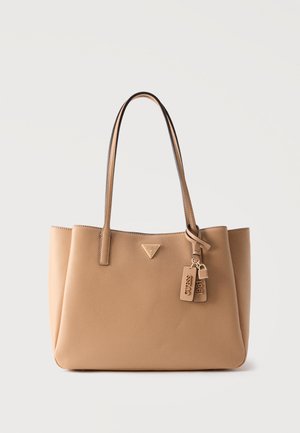 Sac fourre-tout beige avec longues anses, surface texturée, logo triangulaire Guess et étiquettes suspendues avec les détails "Guess" et "1981".