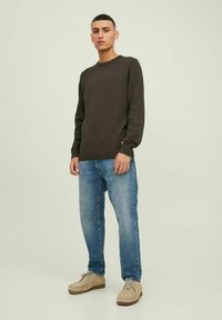 Jack & Jones JJEATLAS CREW NECK - Pulover - rosin