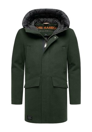 Cappotto in misto lana verde con cappuccio imbottito nero, chiusura a zip, due tasche frontali e una toppa con logo sul lato sinistro in basso.