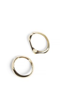 Kuldse tooniga rõngas kõrvarõngad, millel on sujuv, ümar disain ja kerge keerd kuju. Valmistatud metallist, millel on poleeritud viimistlus.