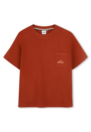 Rust-colored short-sleeve t-shirt made of cotton with a crew neck and a patch pocket featuring the "BOSS" logo in gold. Smooth texture.