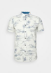 Camisa de manga corta hecha de una tela ligera, con fondo blanco y estampado de paisaje tropical azul, cierre de botones y un cuello en contraste.