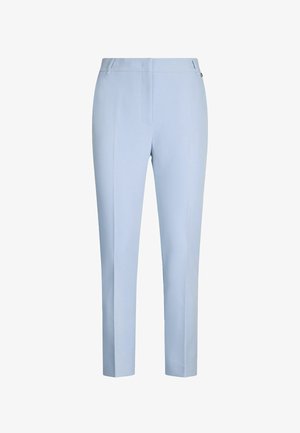 Pantaloni su misura di colore azzurro chiaro con una texture liscia, vestibilità slim e fronte piatto. Presentano passanti per cintura e un sottile dettaglio metallico.